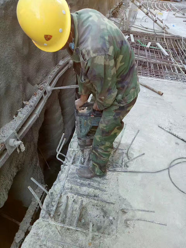 何家冲学院塔吊基础截面加大 - 信阳通合建筑加固公司