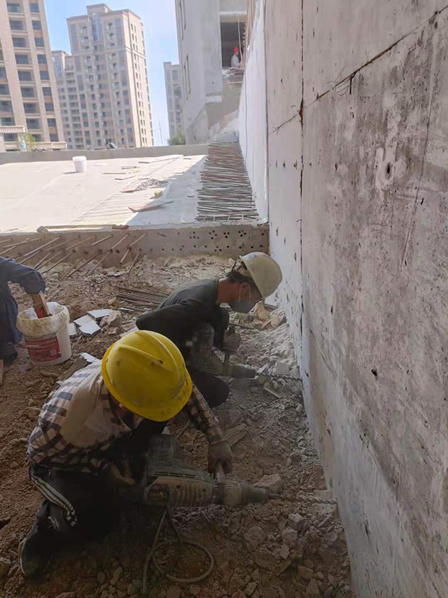 信阳信合江南里汽车坡道植筋 - 信阳通合建筑加固公司