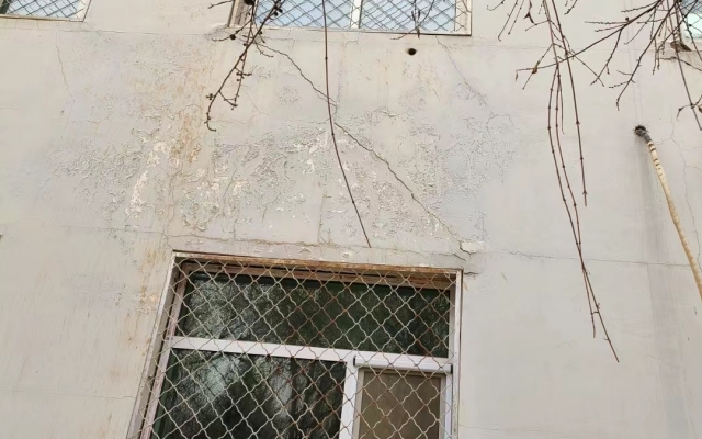 某小区地基下沉导致墙体裂缝加固 - 信阳通合建筑加固公司
