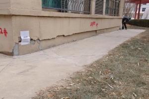 某小区地基下沉导致墙体裂缝加固